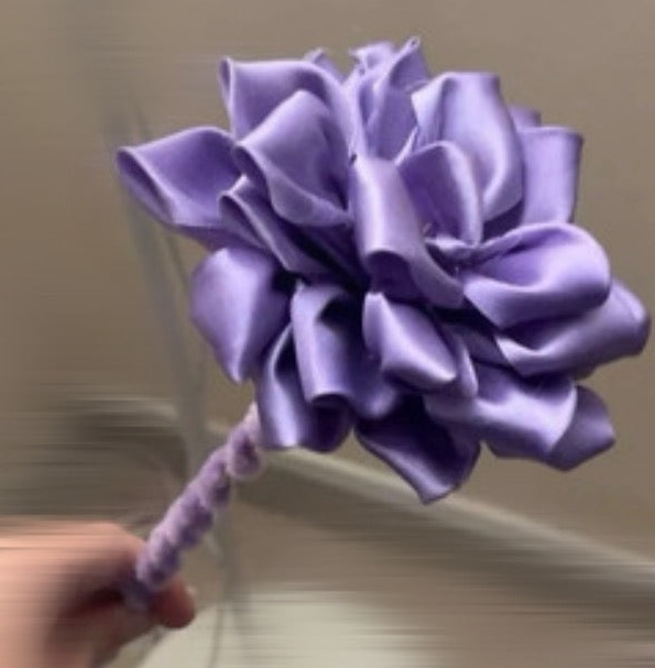 Fleur en satin faite main